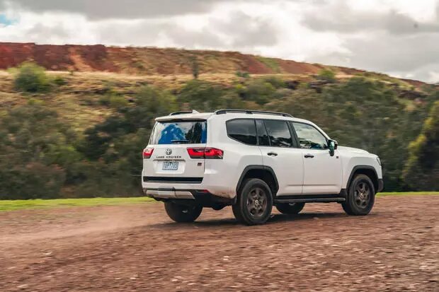 تویوتا لندکروز سری ۳۰۰، یک آفرودی واقعی / عکس