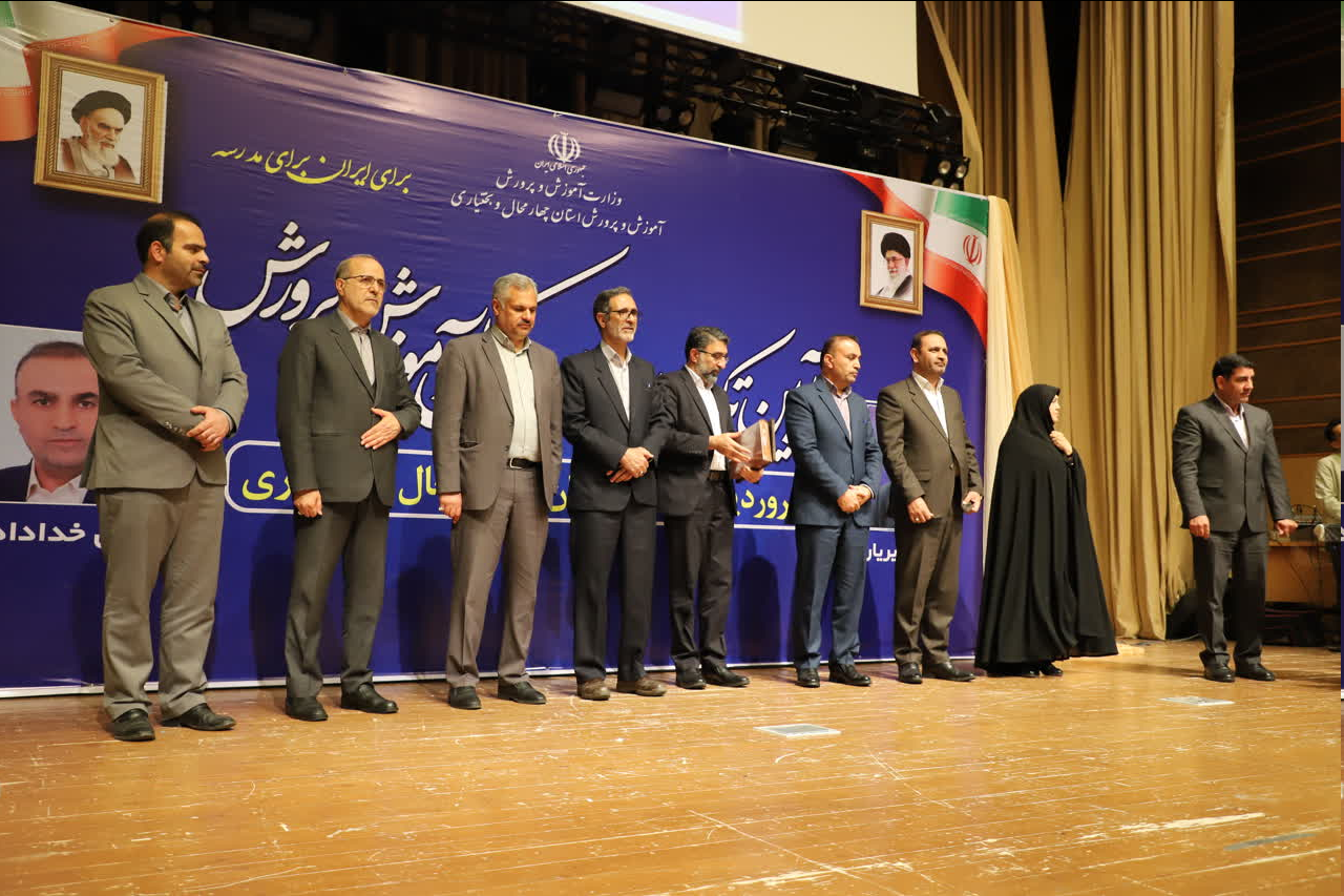 در نظام تعلیم و تربیت و آموزش و پرورش برخورد سیاسی و سیاسی بازی وجود ندارد