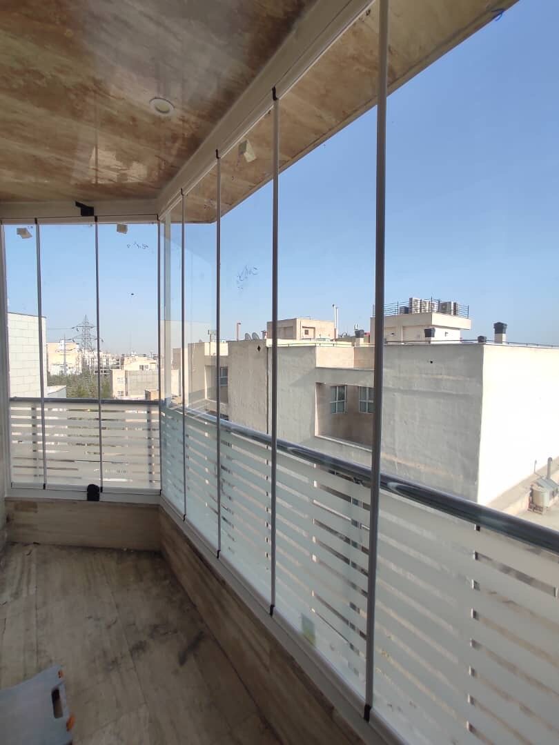 پخش و نصب شیشه بالکن تاشو تهران: زیبایی و کارایی در یک قاب