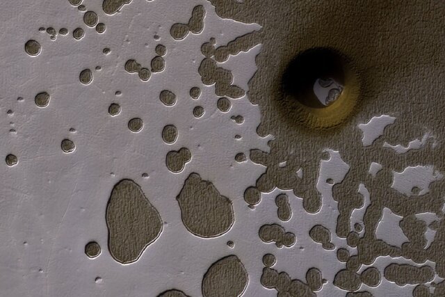 عکس | یک حفره غیر عادی در مریخ