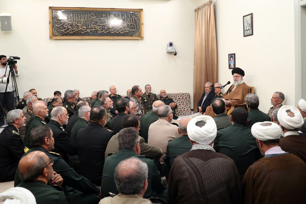 نخستین عکس از دیدار جمعی از فرماندهان نیروهای مسلح با فرمانده معظم کل قوا