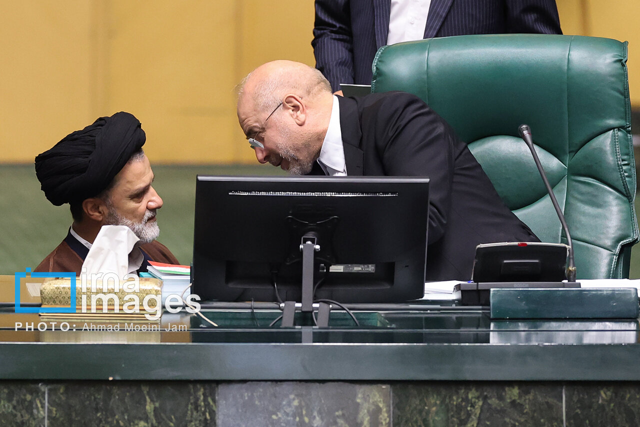 تصاویری از ژست های خاص نبویان در جلسه امروز مجلس