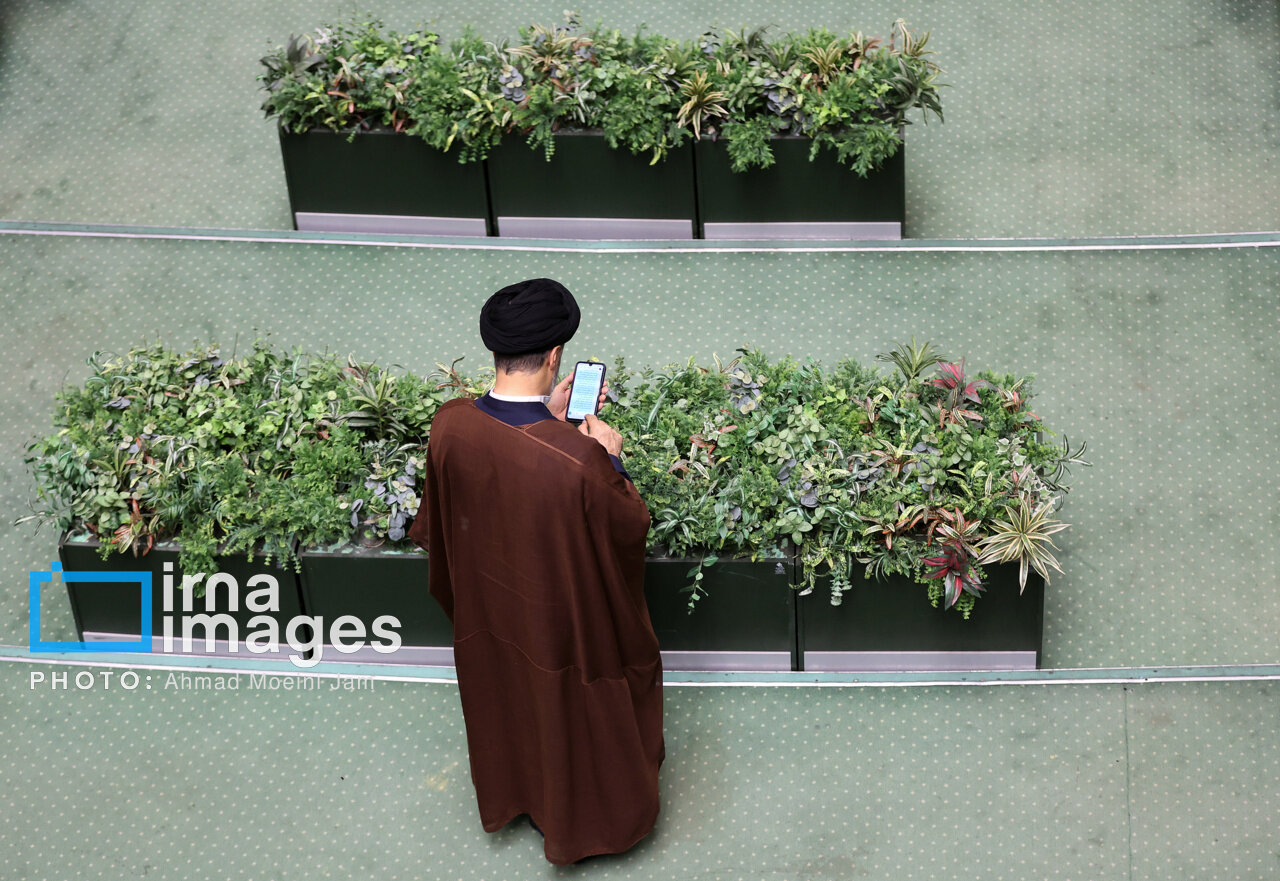 تصاویری از ژست های خاص نبویان در جلسه امروز مجلس