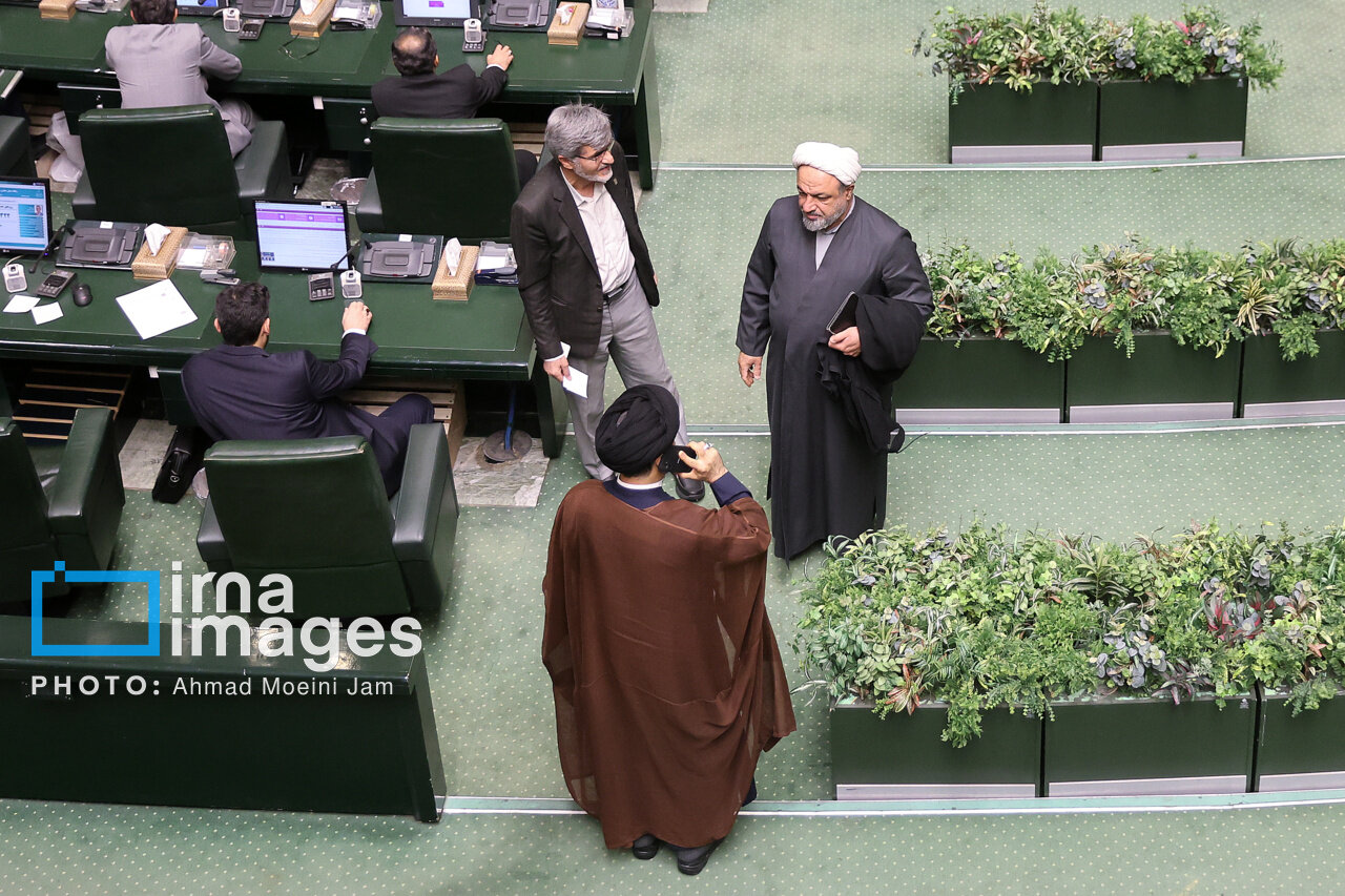 تصاویری از ژست های خاص نبویان در جلسه امروز مجلس