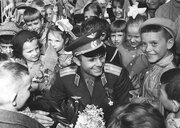 استقبال از نخستین فردی که گردی زمین را از فضا دید/ شمار زیادی از استقبال‌کنندگان غش کردند