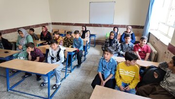 دلجویی فرماندار سنندج از دانشآموزان آسیبدیده مدرسه روستای کرجو/وعده برخورد جدی با خاطیان  دلجویی فرماندار سنندج از دانشآموزان آسیبدیده مدرسه روستای کرجو/وعده برخورد جدی با خاطیان