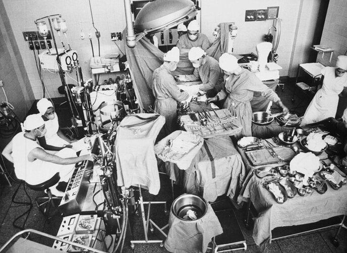 سیر تکامل جراحی قلب؛ از بخیه تا پیوند/ نخستین دریافتکننده پیوند قلب چند روز زنده ماند؟