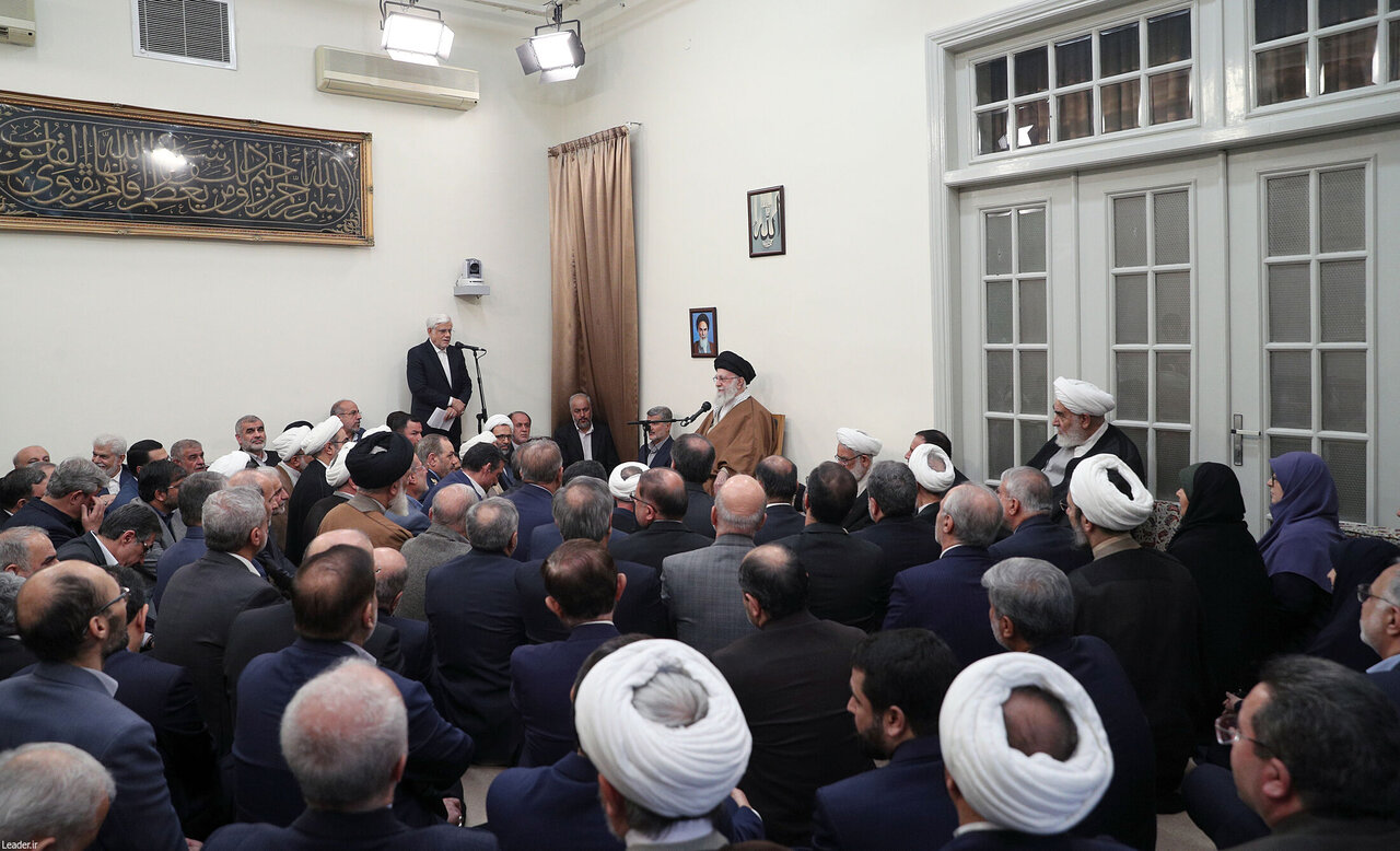 تصاویری از دیدار نوروزی اعضای هیئت رئیسه مجلس و مسئولان با رهبر انقلاب