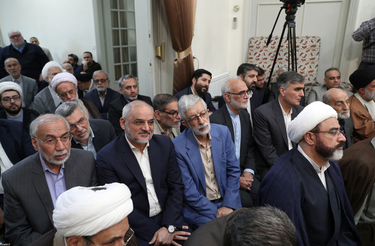 تصاویری از دیدار نوروزی اعضای هیئت رئیسه مجلس و مسئولان با رهبر انقلاب