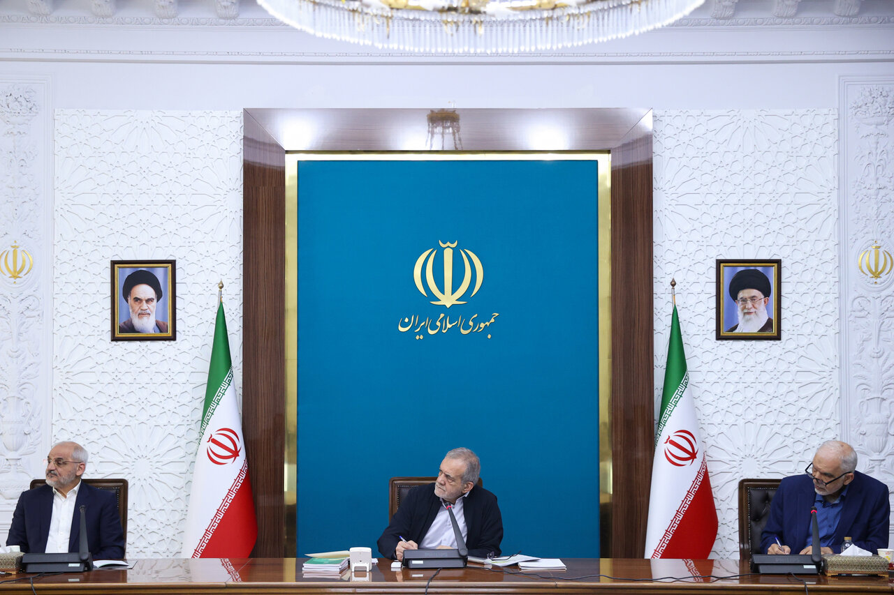 تصاویری از دیدار پزشکیان با اعضای انجمن بهرهوری ایران