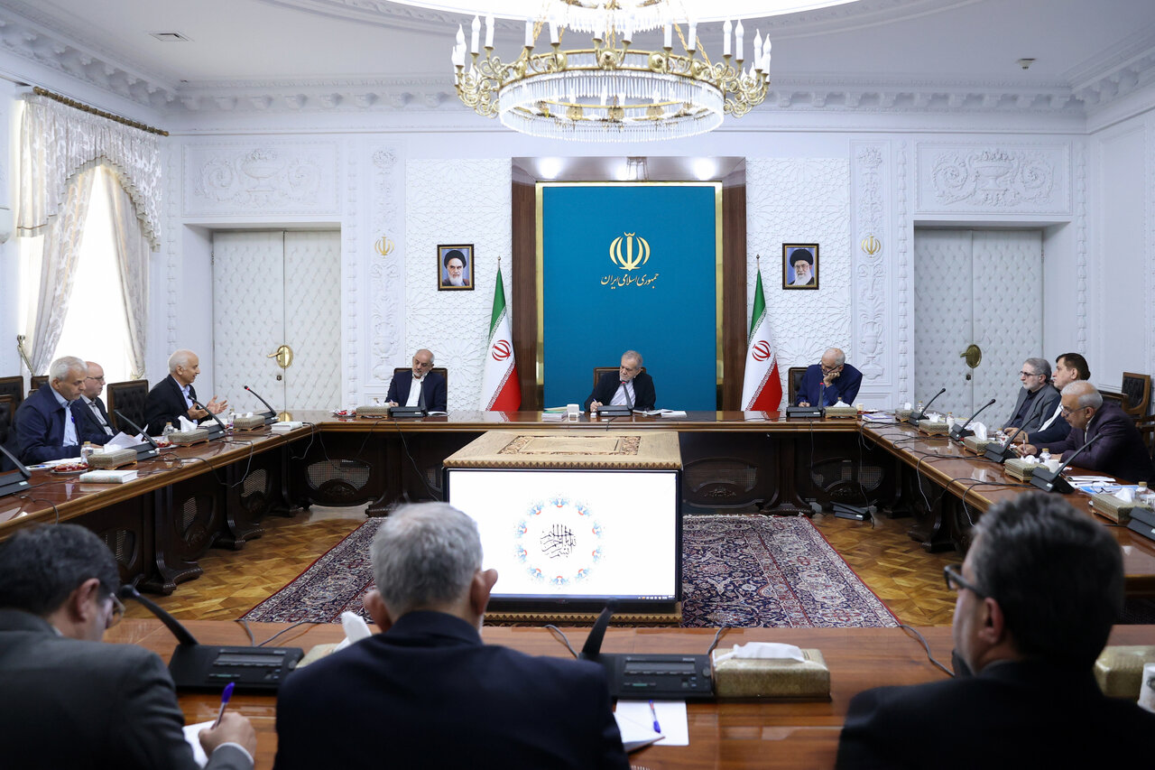 تصاویری از دیدار پزشکیان با اعضای انجمن بهرهوری ایران