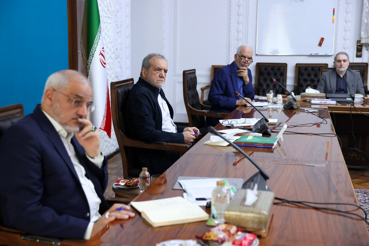 تصاویری از دیدار پزشکیان با اعضای انجمن بهرهوری ایران