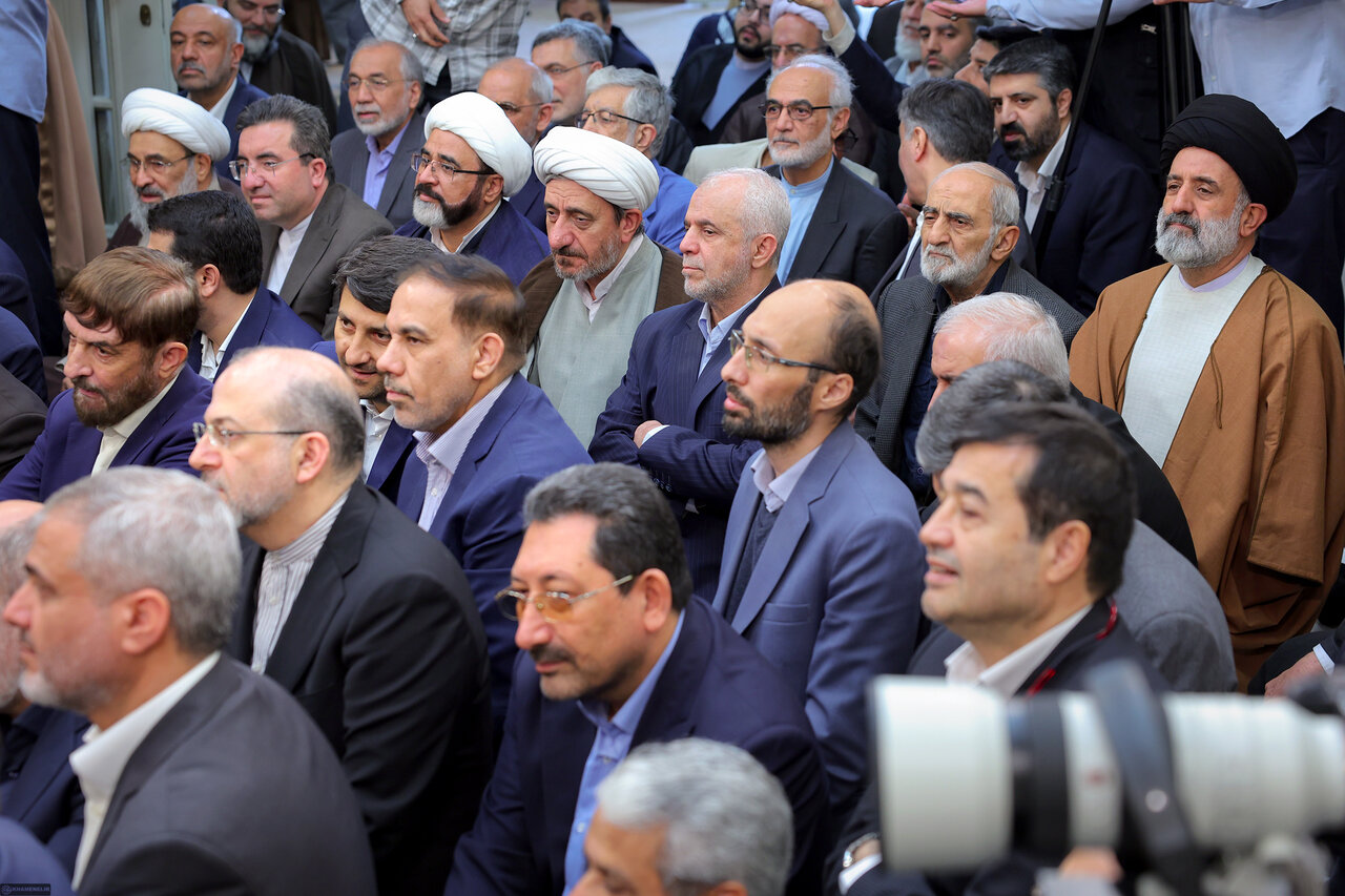 حضور همزمان عارف و مخبر در جلسه دیدار با رهبر انقلاب