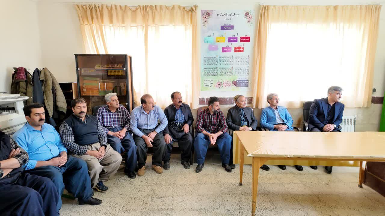 دلجویی فرماندار سنندج از دانشآموزان آسیبدیده مدرسه روستای کرجو/وعده برخورد جدی با خاطیان