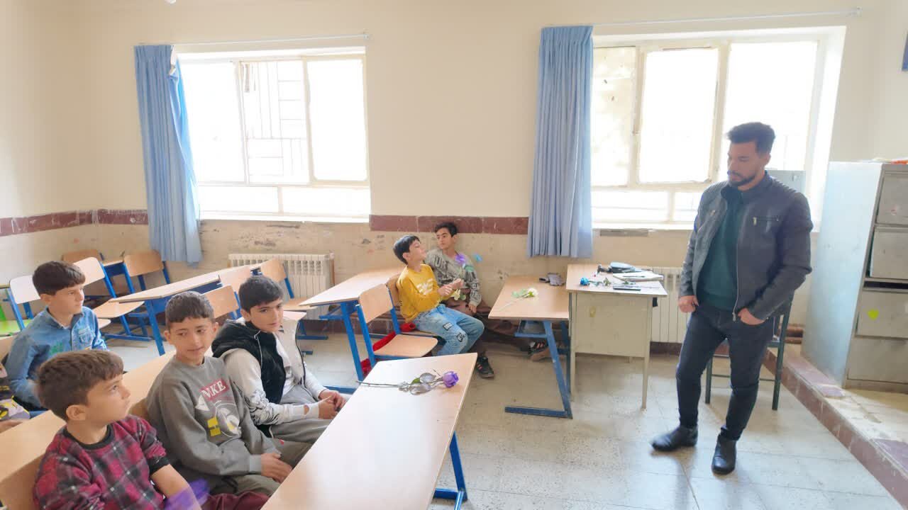 دلجویی فرماندار سنندج از دانشآموزان آسیبدیده مدرسه روستای کرجو/وعده برخورد جدی با خاطیان