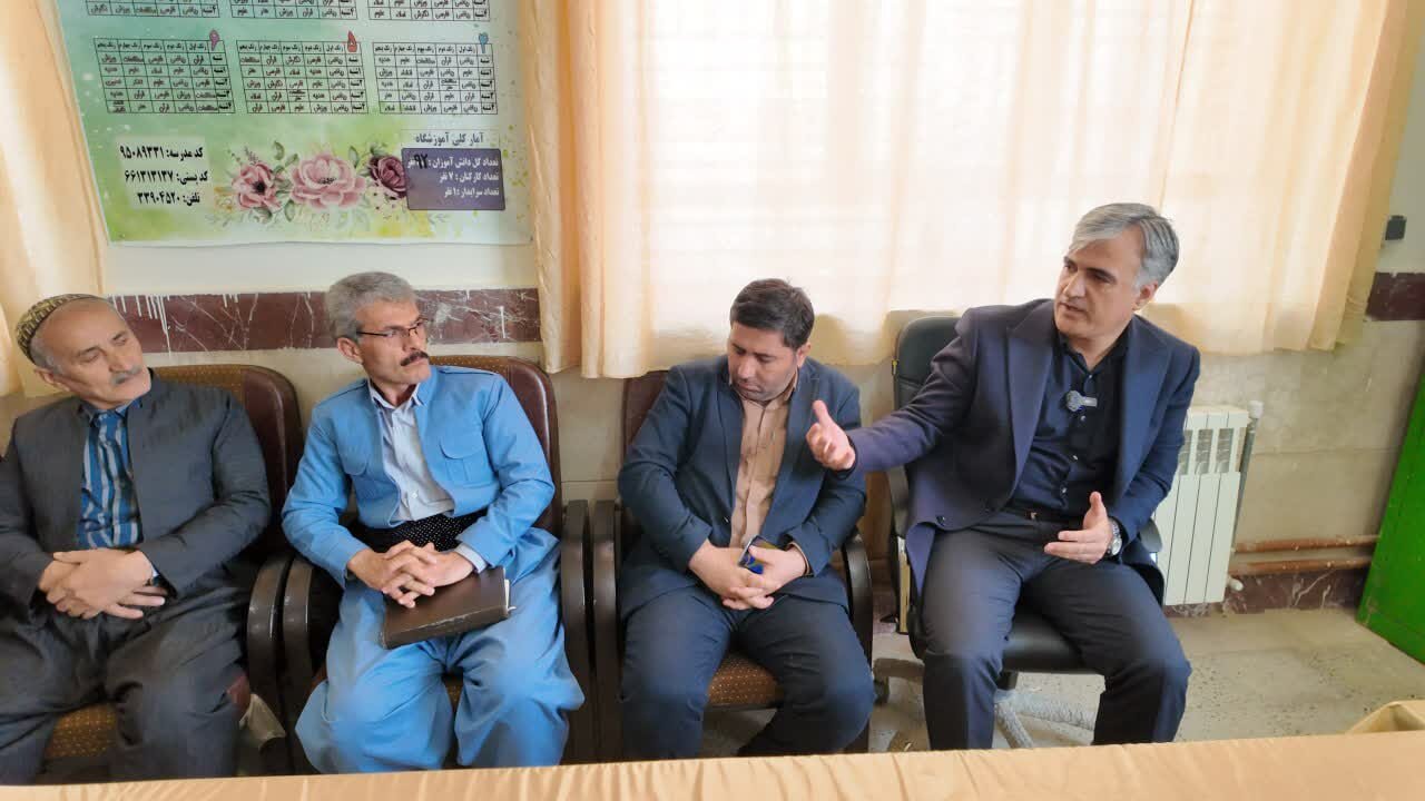 دلجویی فرماندار سنندج از دانشآموزان آسیبدیده مدرسه روستای کرجو/وعده برخورد جدی با خاطیان