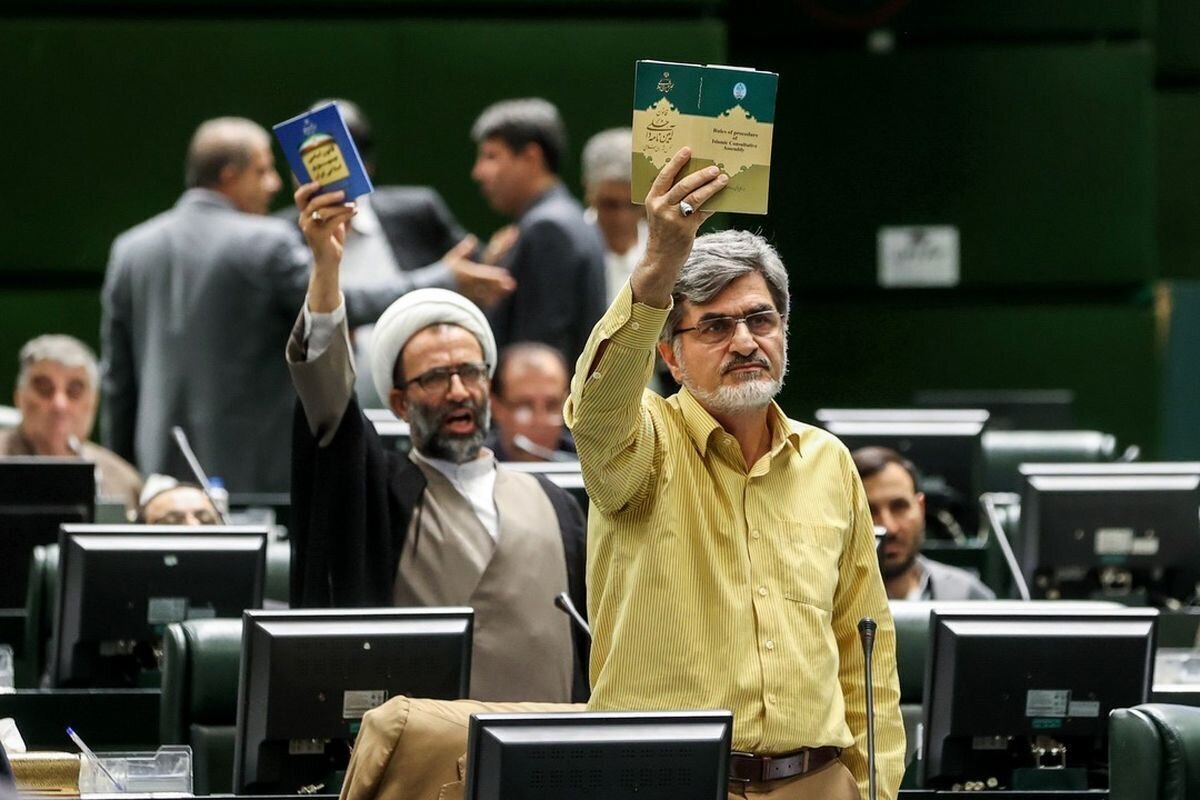 تذکر تند به وزیر دادگستری در مجلس/ کوچک زاده: چرا قانون را درباره فردی که با وقاحت ۱۲۰ مسئول نظام را به همخوابی و زنا متهم کرد، اجرا نمی‌کنید؟