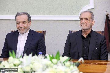 رئیس جمهور توپ را به زمین وزیرش انداخت/ اشاره پزشکیان به عراقچی برای پاسخ به سوالی درباره مذاکرات ایران و آمریکا