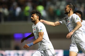 عکس| کلاه ۱۲۰,۰۰۰,۰۰۰ تومانی رامین رضاییان هنگام تمدید قرارداد با استقلال عکس| کلاه ۱۲۰,۰۰۰,۰۰۰ تومانی رامین رضاییان هنگام تمدید قرارداد با استقلال