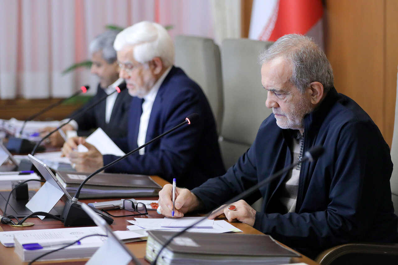 تصاویر پزشکیان و مسئولان در جلسه هیئت دولت/ چه کسانی امروز در جلسه حضور داشتند؟