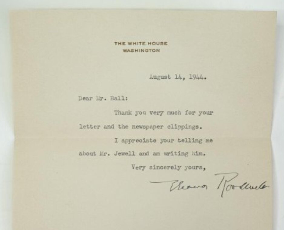 پیدا شدن یک چمدان با محتویات عجیب و باورنکردنی/ عکس