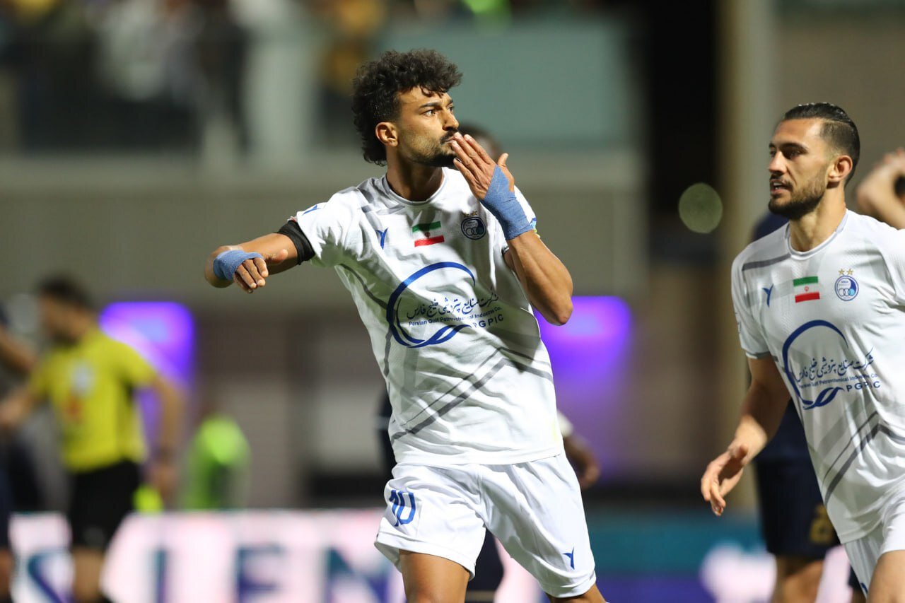 عکس | بوسه رامین رضاییان در شبی که منجی استقلال شد