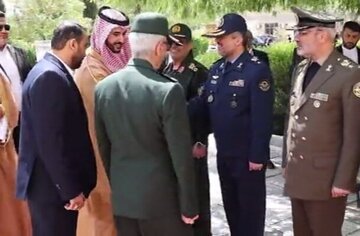 استقبال سرلشکر باقری از برادر محمد بن سلمان در تهران/ وزیر دفاع عربستان سعودی از راه رسید استقبال سرلشکر باقری از برادر محمد بن سلمان در تهران/ وزیر دفاع عربستان سعودی از راه رسید