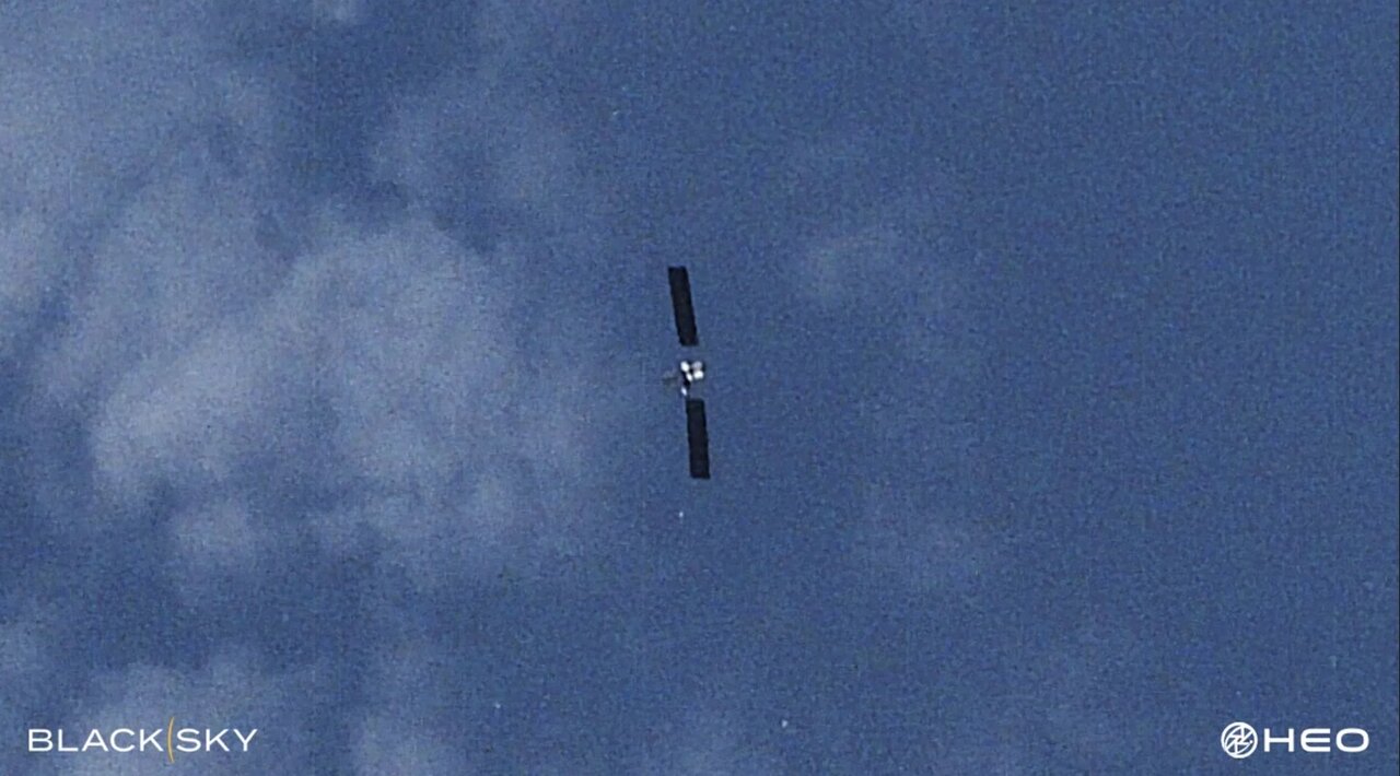 عبور مرموز ماهواره استارلینک با رد رنگی در تصویر «گوگلمپس»!