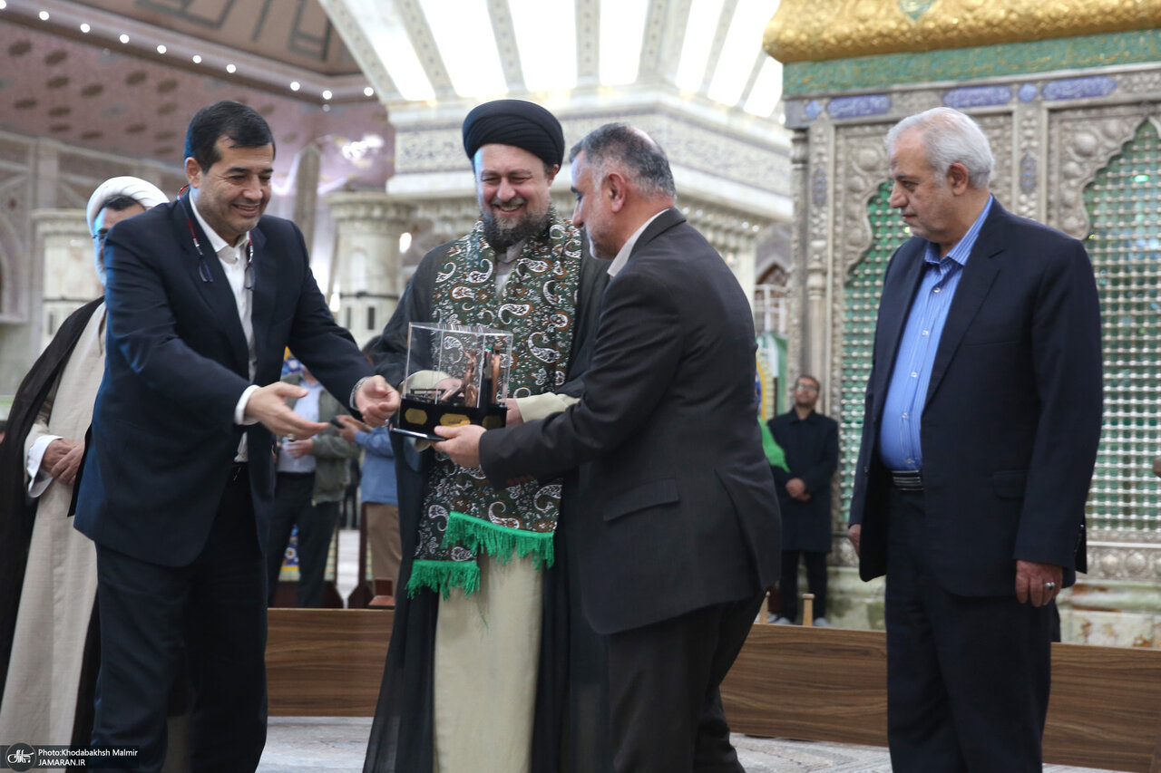 عکسی از ۲ هدیه ویژه به سیدحسن خمینی از سوی وزیر پزشکیان/ دختر سردار سلیمانی هم بود