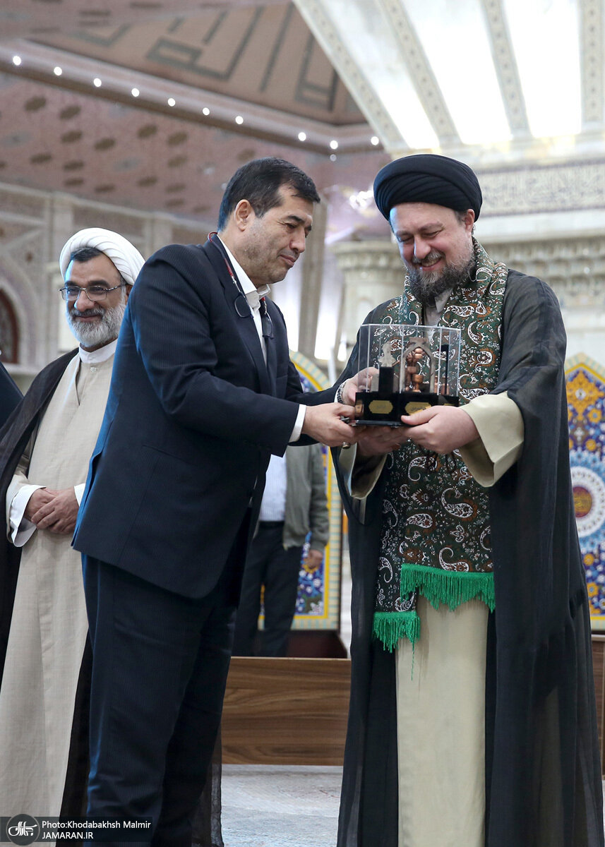 عکسی از ۲ هدیه ویژه به سیدحسن خمینی از سوی وزیر پزشکیان/ دختر سردار سلیمانی هم بود