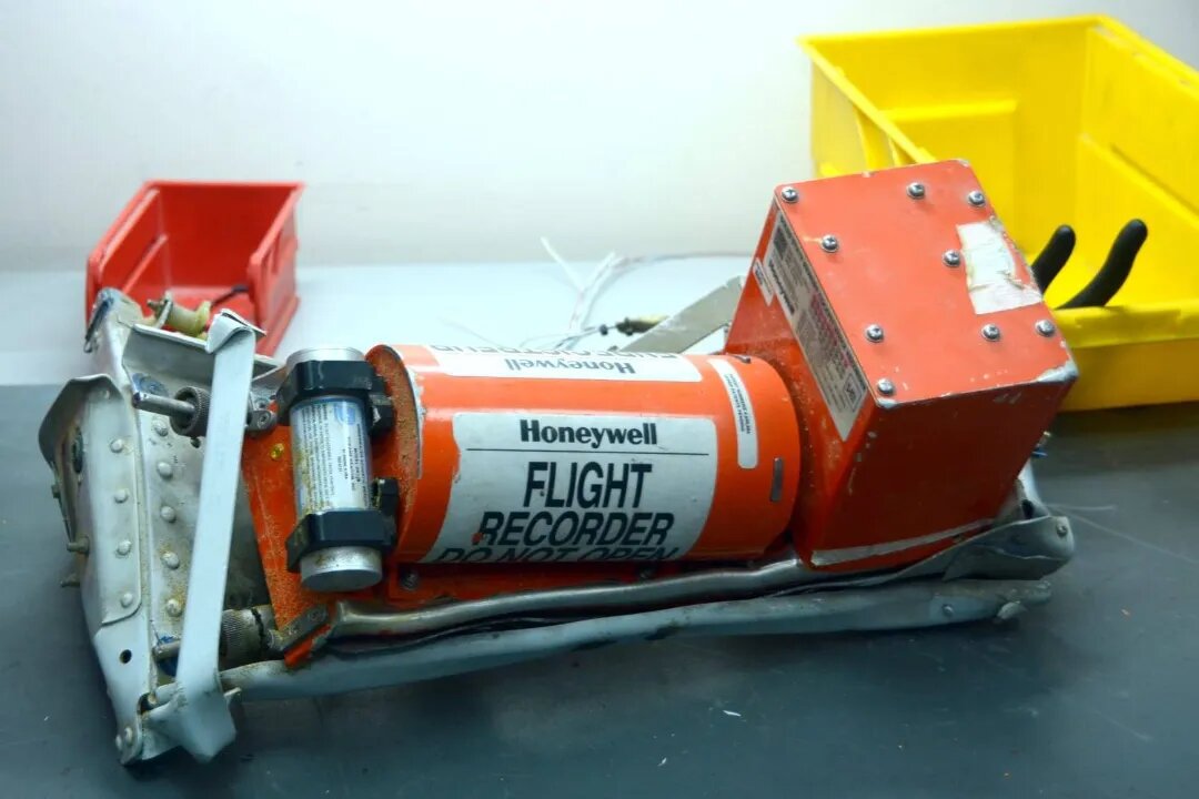 جعبه سیاه هواپیما چه چیزی را ضبط میکند؟ جعبه سیاه هواپیما چه چیزی را ضبط میکند؟