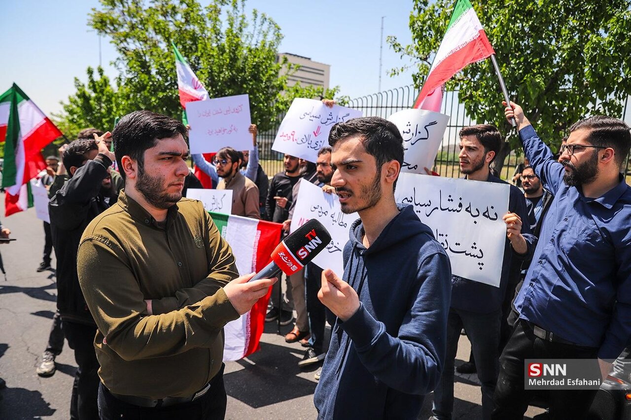 تجمع اعتراضی دانشجویان مقابل سازمان انرژی اتمی همزمان با حضور گروسی در تهران/ آنها خواهان خروج از NPT شدند+تصاویر