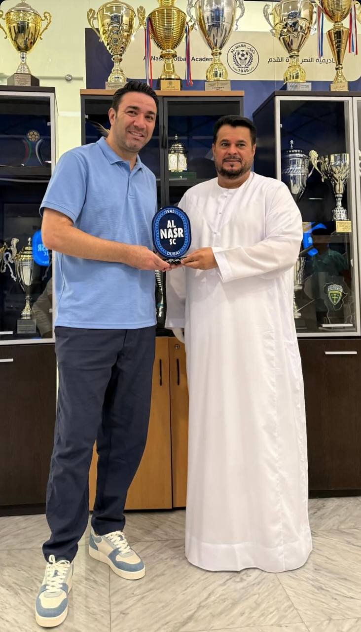 عکس | جواد نکونام، مهمان ویژه النصر؛ هدیه ویژه به سرمربی سابق استقلال