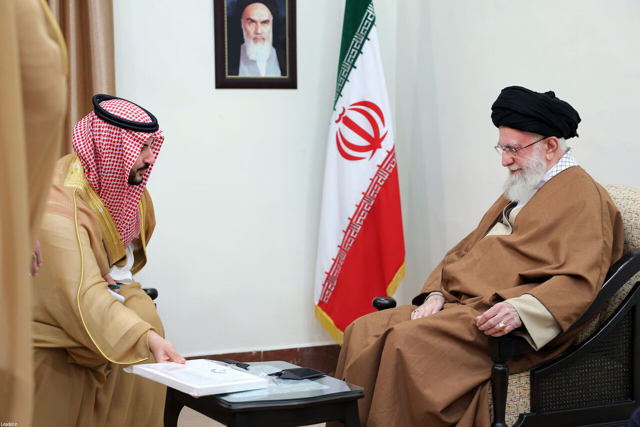 عکسی از لحظه تقدیم پیام پادشاه عربستان به رهبر انقلاب توسط برادر محمد بن سلمان