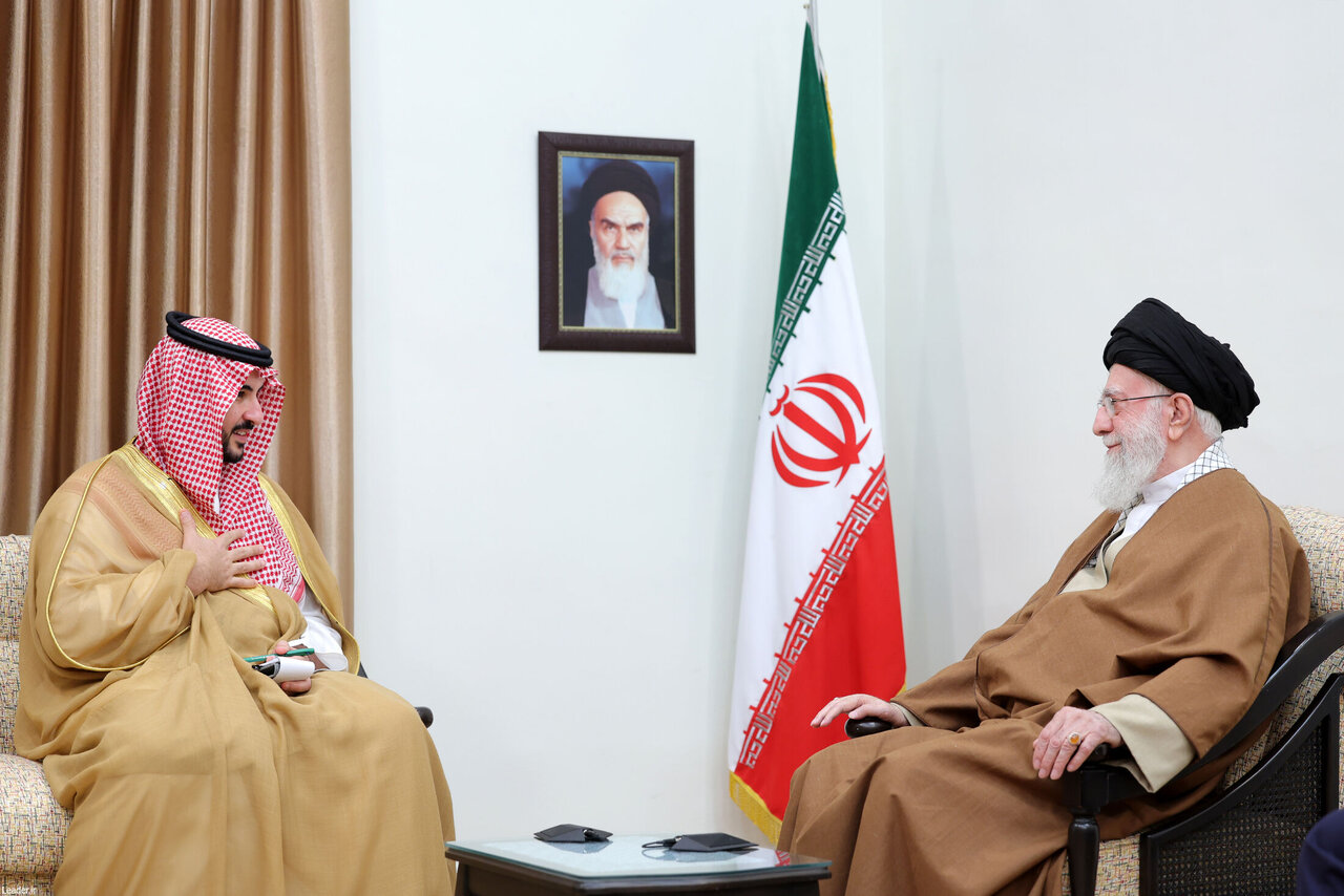 عکسی از لحظه تقدیم پیام پادشاه عربستان به رهبر انقلاب توسط برادر محمد بن سلمان