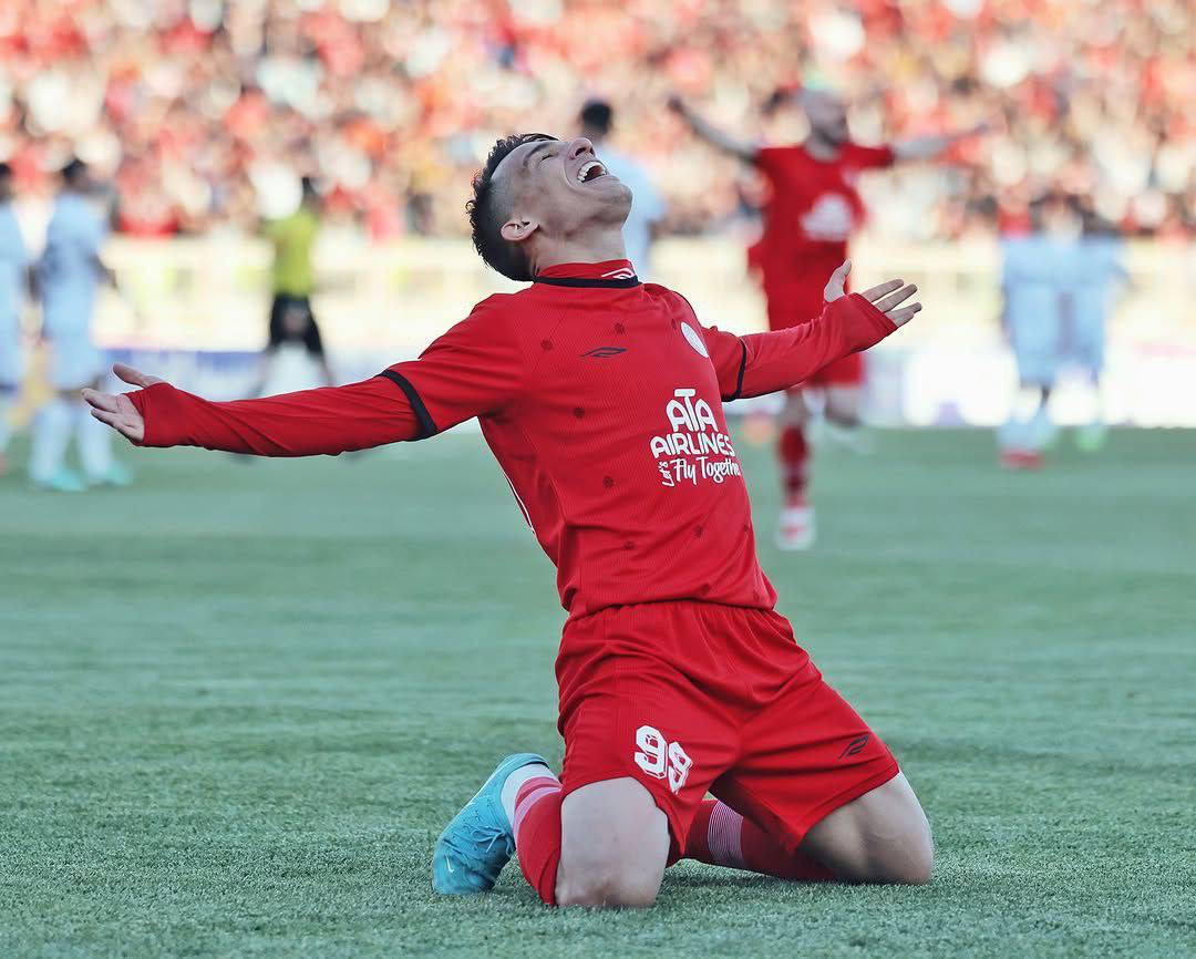 عکس | آغوش تراکتور برای قهرمانی باز شد