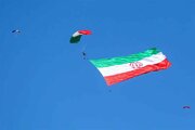 ببینید | پرواز چتربازان بر فراز حرم امام خمینی (ره) در مراسم رژه روز ارتش