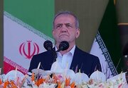 ببینید | توجه رئیس جمهور به پرواز چتربازان بر فراز حرم امام خمینی (ره) در مراسم رژه روز ارتش