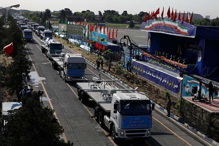 پهپادهای شناسایی، تهاجمی و انتحاری ارتش به نمایش درآمدند/ این فرماندهان نظامی در مراسم رژه روز ارتش حضور دارند