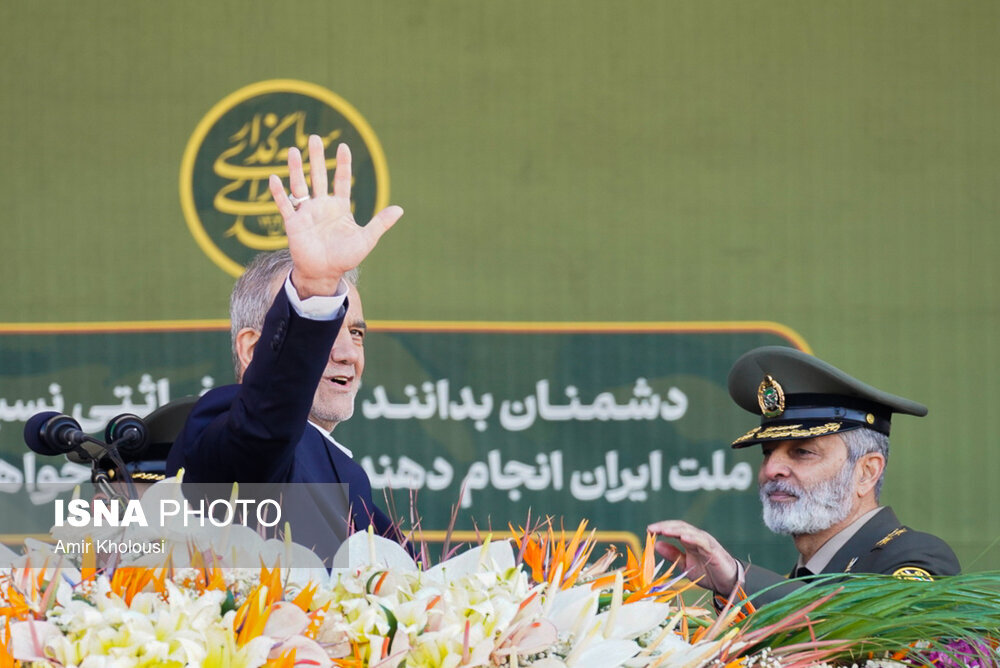 احترام نظامی یک مقام بلند رتبه ارتش به پزشکیان/ تصاویری از ژست های رئیس جمهوری در مراسم رژه روز ارتش