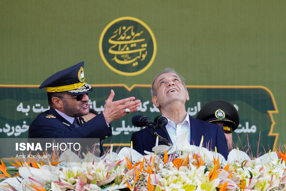 احترام نظامی یک مقام بلند رتبه ارتش به پزشکیان/ تصاویری از ژست های رئیس جمهوری در مراسم رژه روز ارتش