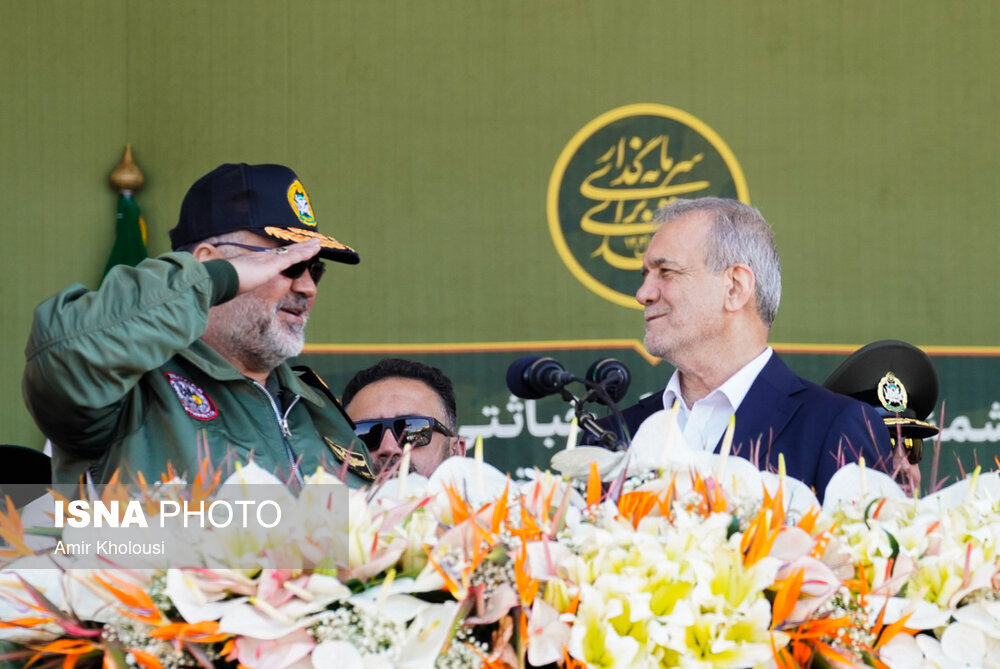 احترام نظامی یک مقام بلند رتبه ارتش به پزشکیان/ تصاویری از ژست های رئیس جمهوری در مراسم رژه روز ارتش