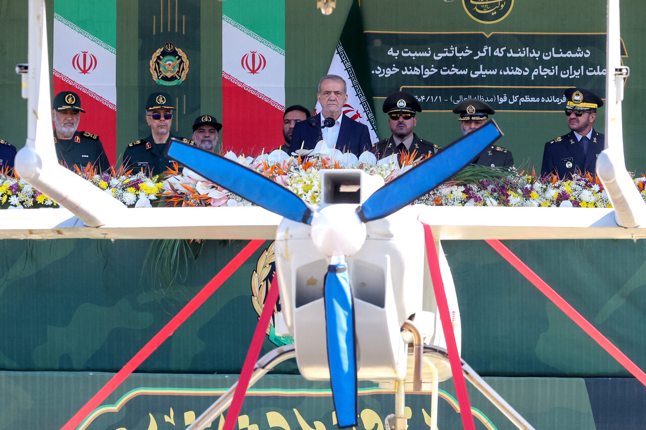 احترام نظامی یک مقام بلند رتبه ارتش به پزشکیان/ تصاویری از ژست های رئیس جمهوری در مراسم رژه روز ارتش