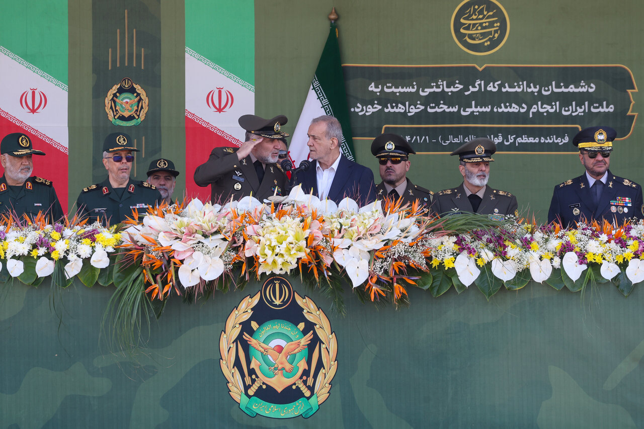 احترام نظامی یک مقام بلند رتبه ارتش به پزشکیان/ تصاویری از ژست های رئیس جمهوری در مراسم رژه روز ارتش