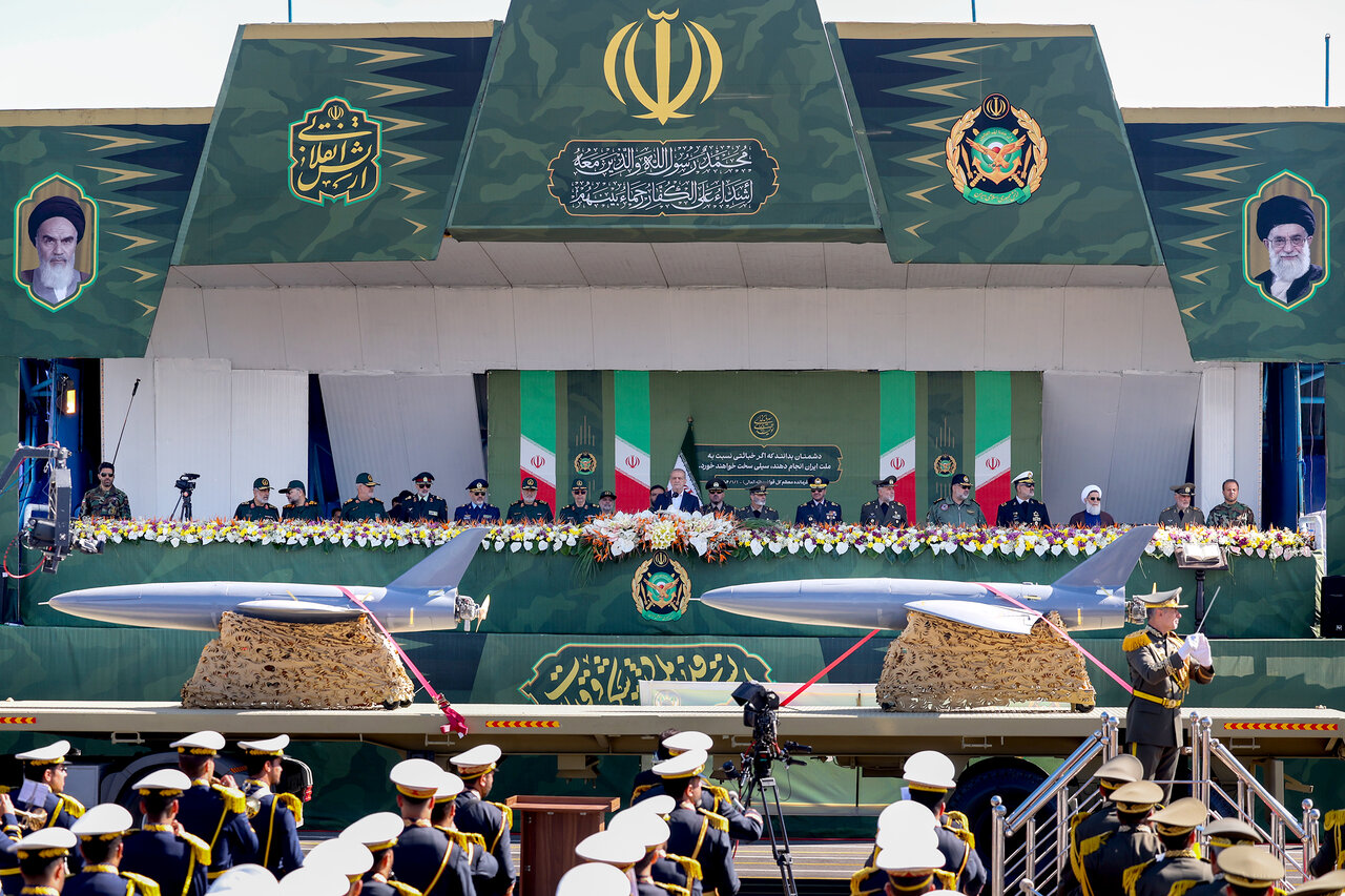 احترام نظامی یک مقام بلند رتبه ارتش به پزشکیان/ تصاویری از ژست های رئیس جمهوری در مراسم رژه روز ارتش