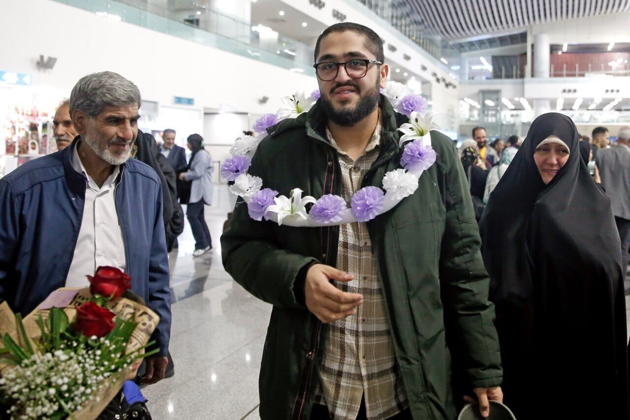 محمد حسین قنبری بعد از آزادی از عربستان به ایران بازگشت/ عکس