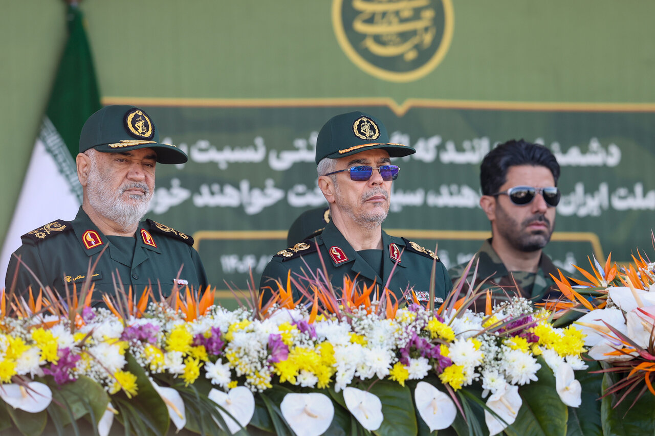 عکسی خاص از پزشکیان در میان فرماندهان نظامی/ سردار حاجی زاده هم بود