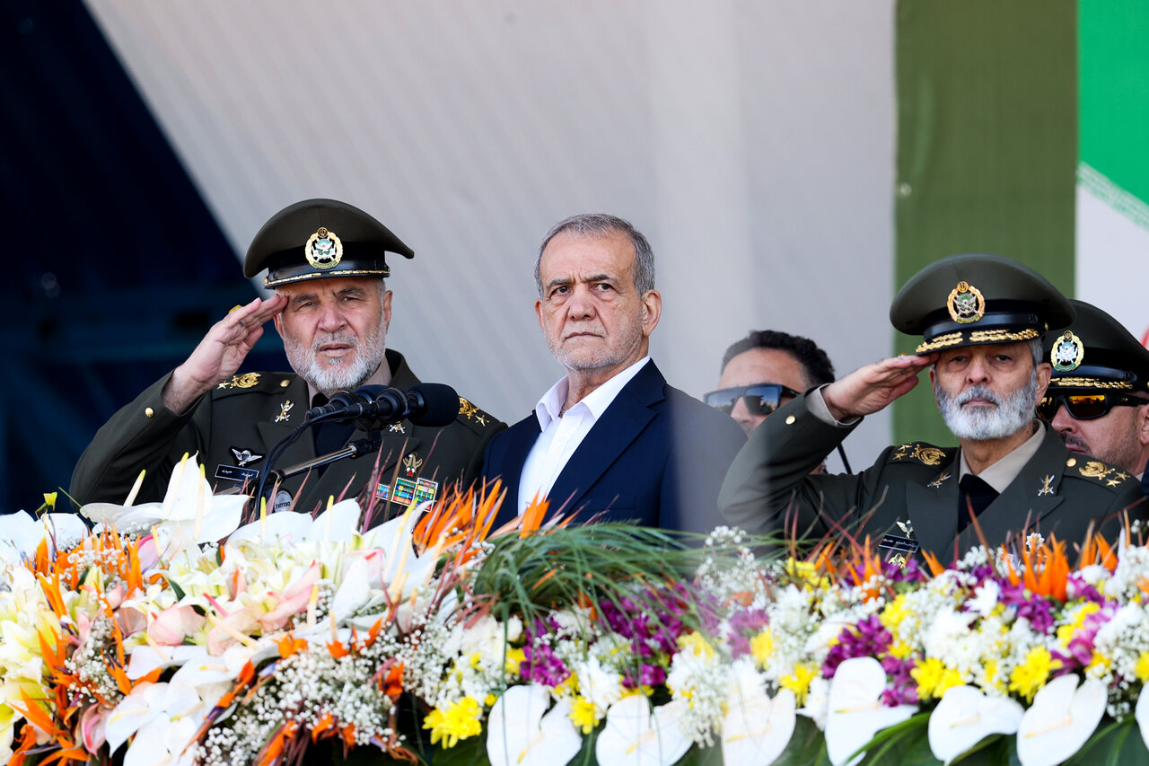 عکسی خاص از پزشکیان در میان فرماندهان نظامی/ سردار حاجی زاده هم بود