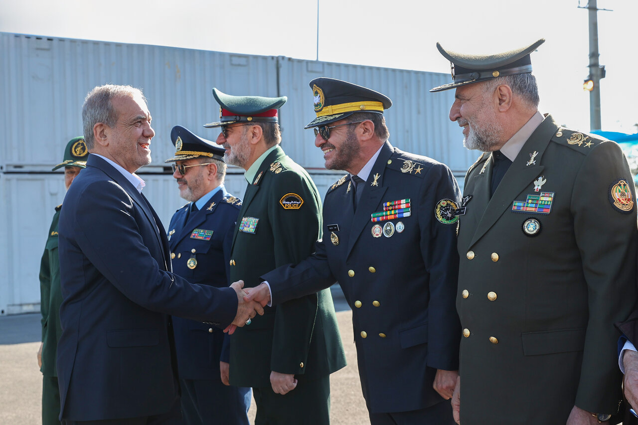 عکسی خاص از پزشکیان در میان فرماندهان نظامی/ سردار حاجی زاده هم بود