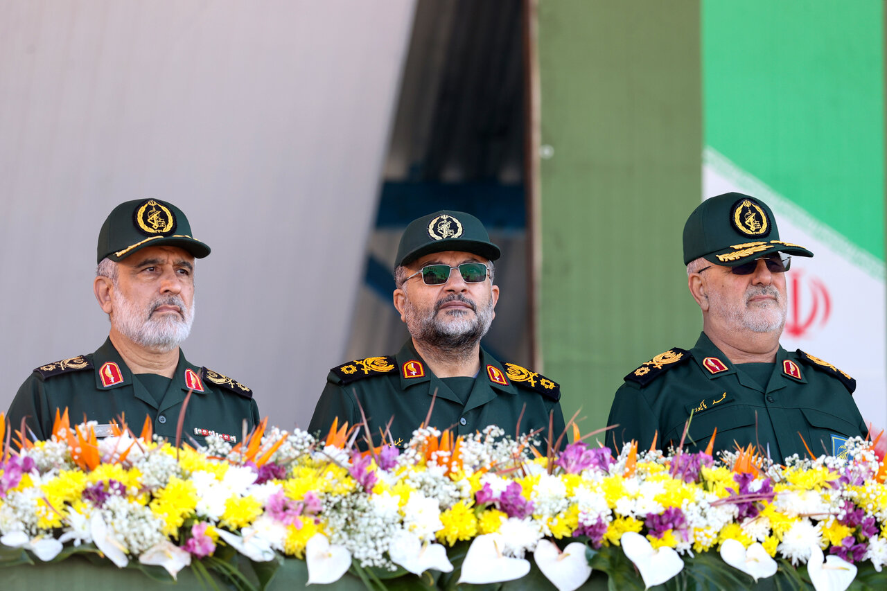 عکسی خاص از پزشکیان در میان فرماندهان نظامی/ سردار حاجی زاده هم بود